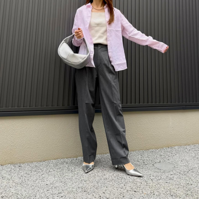 グレーのタックワイドパンツ、ピンクのストライプシャツ、白T、シルバーのバッグとシューズのコーデ