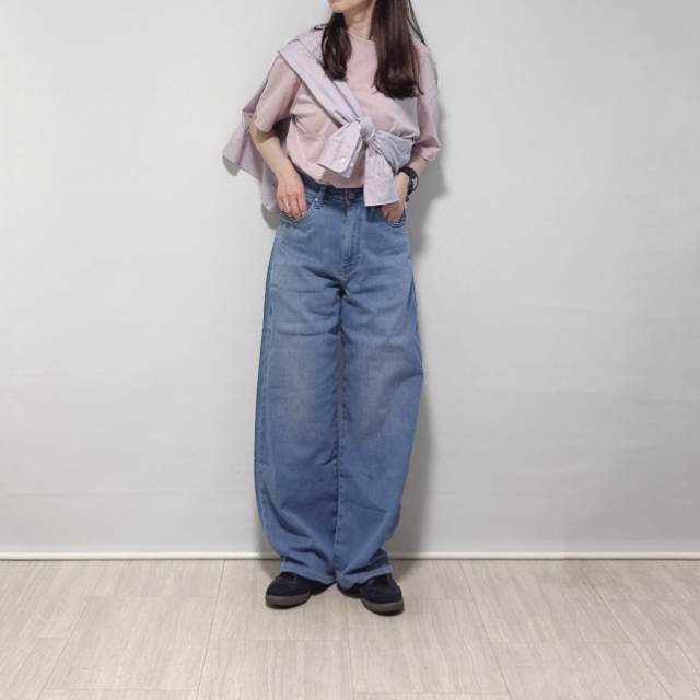 ピンクのTシャツ、EZYバレルジーンズ、ピンクのシャツをたすき掛けのコーデ