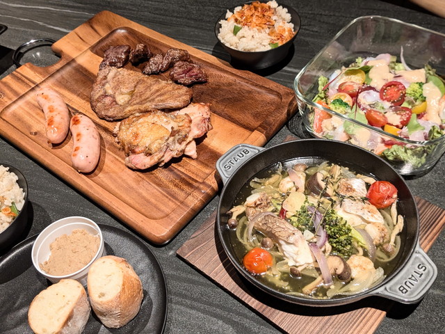GRAX EARTH FIELDのBBQディナー全体。ビーフステーキ・チキン・ソーセージ・アヒージョ・サラダ・炊込みご飯が並ぶ
