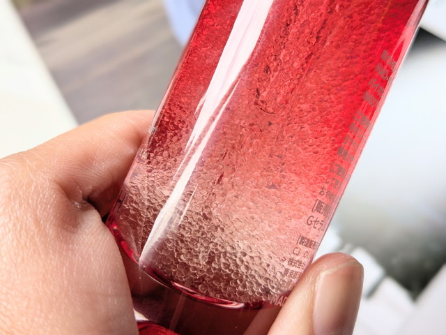 BIOHEAL BOHのNADプリズセルグロウパワーセラムのボトル内部。赤いカプセルがぎっしり詰まっているようす
