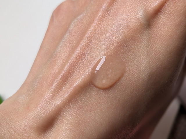BIOHEAL BOHのNADプリズセルグロウパワーセラムを手の甲にのせたようす