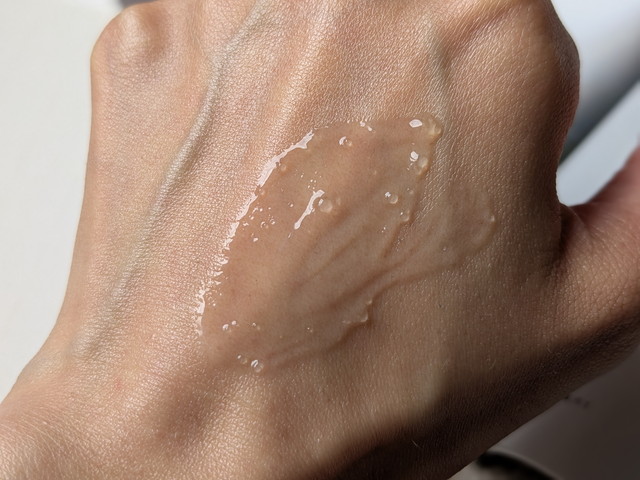 BIOHEAL BOHのNADプリズセルグロウパワーセラムを手の甲になじませたようす。みずみずしくツヤが出ている