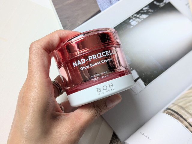 BIOHEAL BOHのNADプリズセルグロウブーストクリームを手に持ったようす