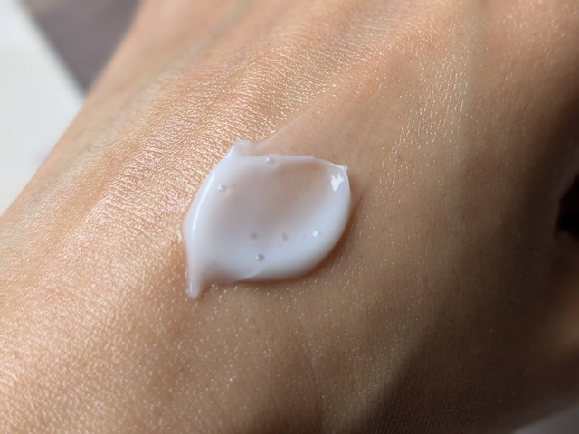 BIOHEAL BOHのNADプリズセルグロウブーストクリームを手の甲にのせたようす。白くなめらかなテクスチャー