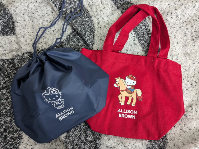 HELLO KITTY×ALLISON BROWNランチトート（赤）と保冷・保温巾着（ネイビー）の2点全体