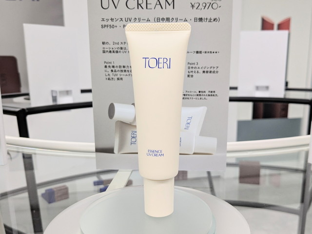 TOERIエッセンスUVクリーム50gチューブの全体とディスプレイ