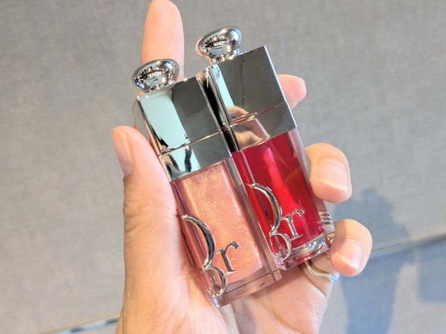 ディオール アディクト リップ グロウ オイルを2色並べて手で持ったところ。ピンクとレッド系の2色が確認できる