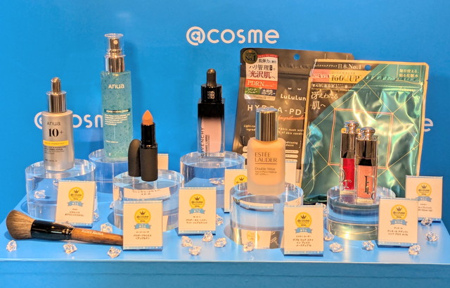 @cosmeベストコスメアワード2026上半期 総合TOP10の受賞商品が並ぶ会場展示の様子