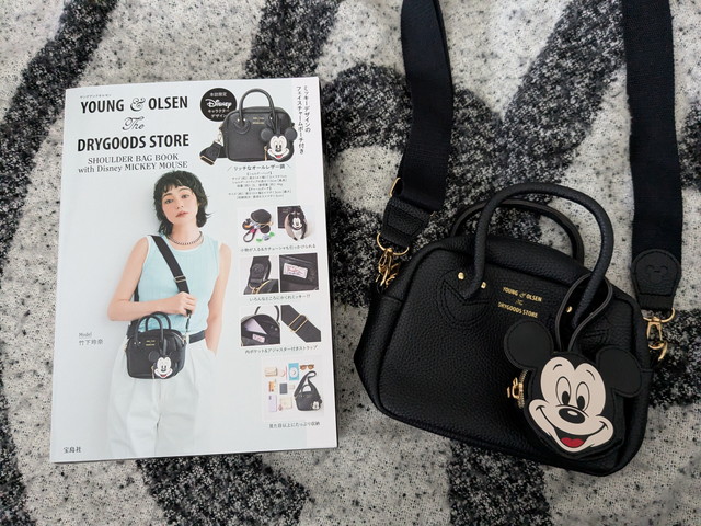 YOUNG & OLSEN The DRYGOODS STOREのムック本表紙とミッキーマウスのフェイスチャームポーチ付きショルダーバッグ