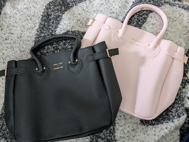 YOUNG & OLSEN The DRYGOODS STOREのベルテッドトートバッグ2色。ブラックとピンクを並べた様子