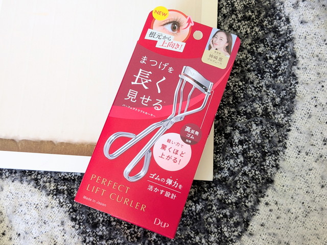 D-UP パーフェクトリフトカーラーのパッケージ。赤いパッケージに「まつげを長く見せる」の文字と神崎恵さんの写真
