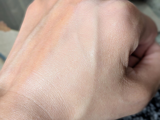 HARIASクッションファンデーションを手の甲にスウォッチ。ツヤ感のある自然な仕上がり