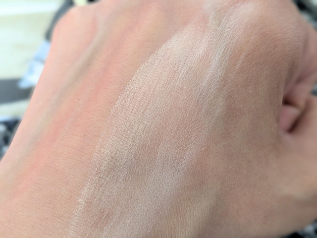 AGE20'S シグネチャーエッセンスパクト インテンスカバーを手の甲にスウォッチ