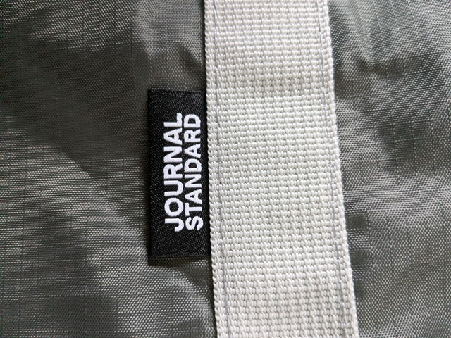 PEANUTS×JOURNAL STANDARDトートバッグのJOURNAL STANDARDブランドタグのアップ