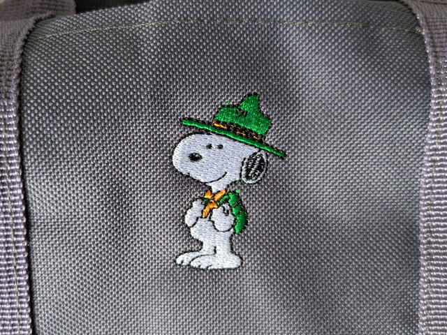ミニボストンバッグの登山スタイルスヌーピー刺繍アップ。グリーンの帽子をかぶったスヌーピーが刺繍されている
