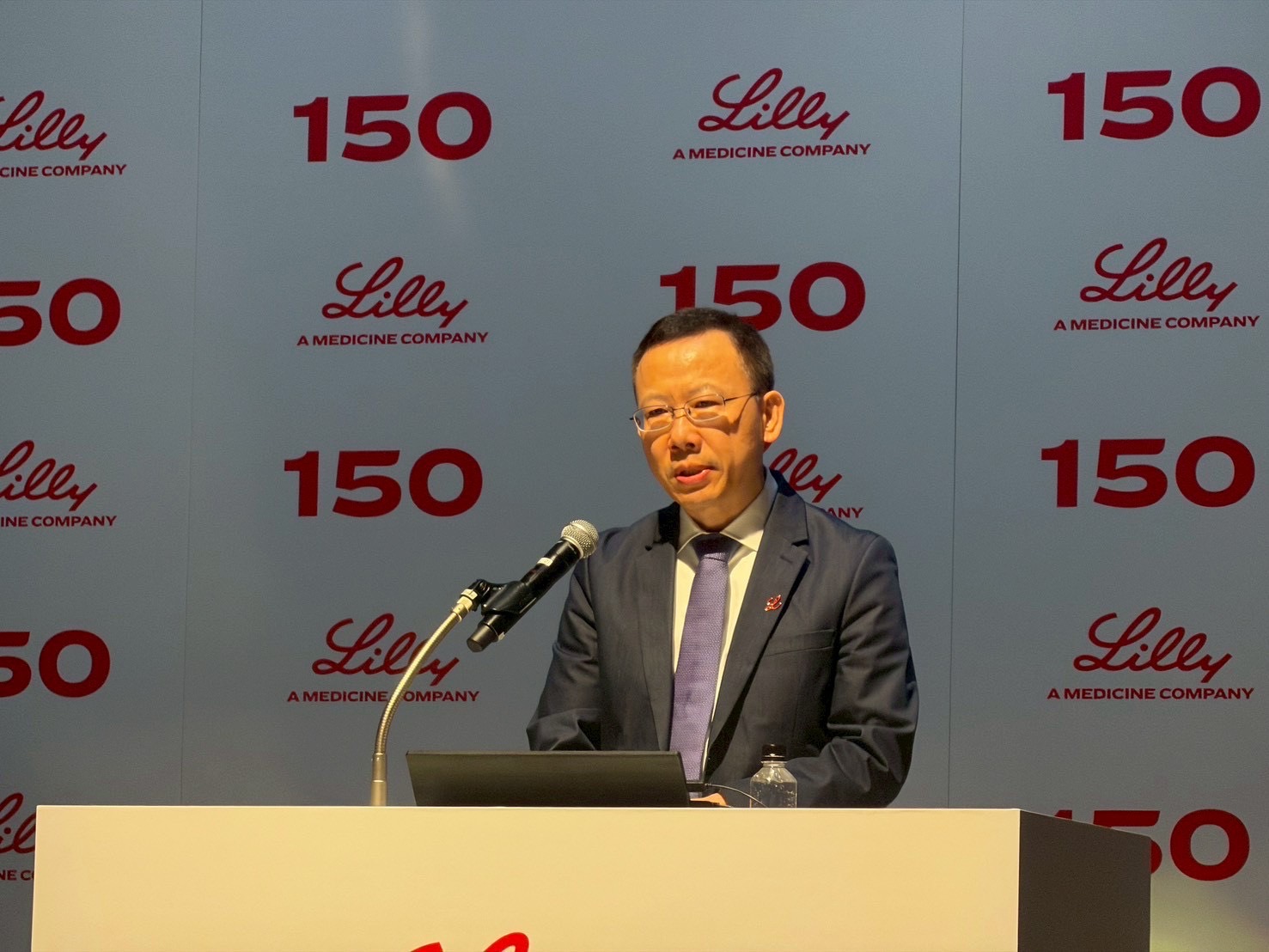 リリー150周年の会見。登壇者が演台でスピーチしている様子