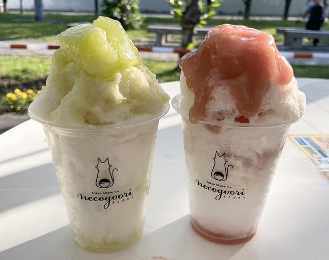 TokyoShaveIce ネコゴオリのかき氷2種。左はメロン、右はあまおう苺のかき氷でそれぞれカップに山盛りに盛られている