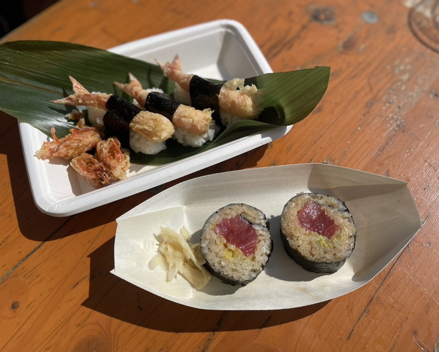 はなれ 鮨 飛のとろたく巻と絶品炙り。笹の葉の上に天ぷら海老などの握りが並んだプレートと、木の器に入ったとろたく巻2貫