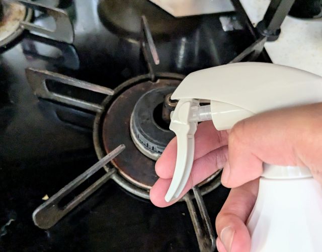 Shell we clean?の台所・住居用クリーナーをテーブルにスプレーしている様子