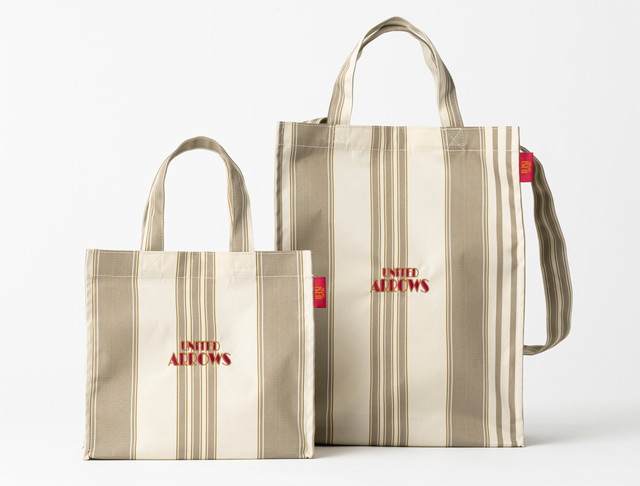 UNITED ARROWS×成城石井 オリジナルショッピングバッグ 小（左）と大（右）の2サイズ。ベージュのストライプ柄にUNITED ARROWSのロゴ刺繍入り