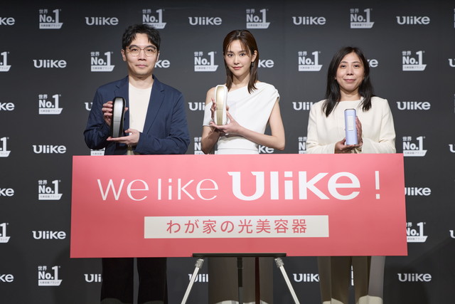 Ulike新製品発表会に登壇した桐谷美玲さんと関係者。「We like Ulike！わが家の光美容器」と書かれたボードの前で