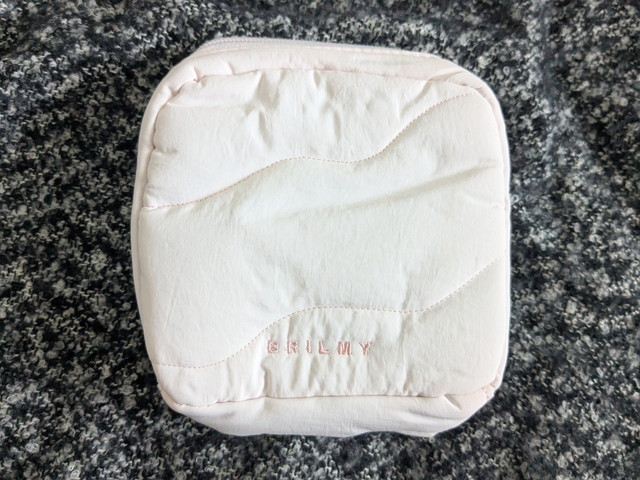 BRILMYコスメポーチ S-size PALE PINK ver.の正面。やわらかいピンクカラーにBRILMYロゴが刺繍されている