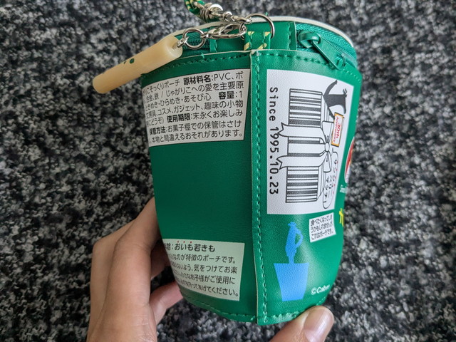 ポーチ裏面。原材料名やバーコードまで再現した細部へのこだわり