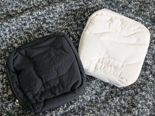BRILMYコスメポーチ S-size ブラック（左）とペールピンク（右）の2色を並べた正面比較