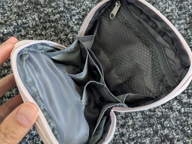 BRILMYコスメポーチ S-size PALE PINKを開いたところ。仕切りとメッシュポケットが充実した内側