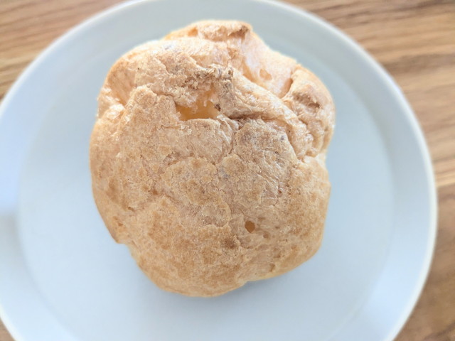 濃厚カスタードシューの現物。こんがりとした焼き色のシュー皮