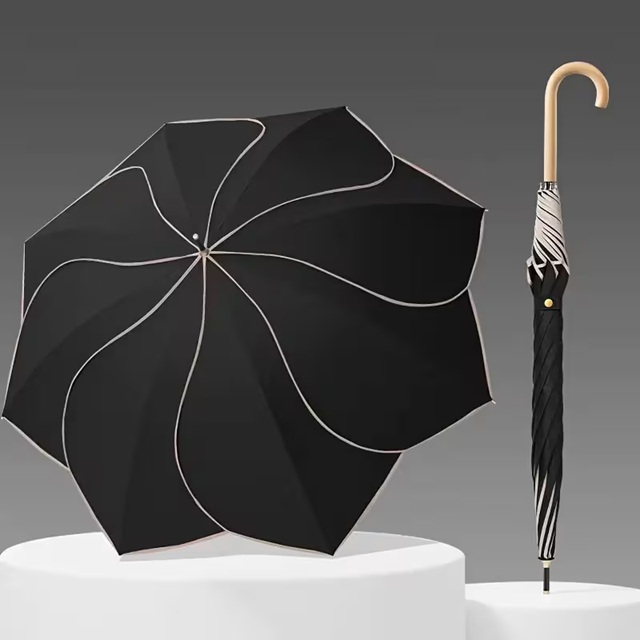 花びらデザインのブラックカラー長傘。開いた傘と木製グリップの持ち手部分