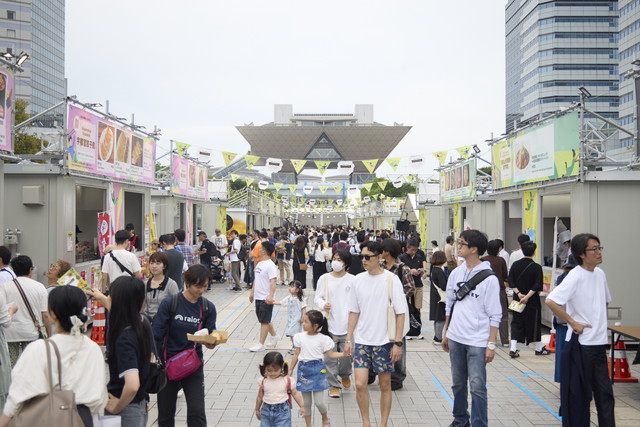 Tokyo Tokyo Delicious Museum 2026の会場の様子。多くの来場者でにぎわう通路の両側に飲食ブースが並ぶ