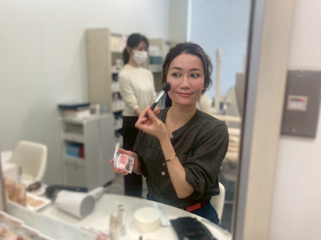 メイクをする笹野美紀恵