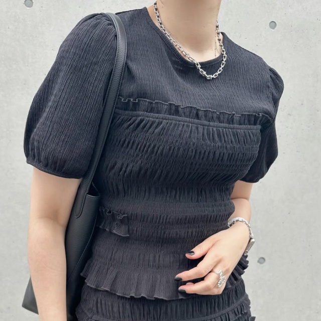 UNIQLO and Cecilie Bahnsen「シャーリングボリュームスリーブT」