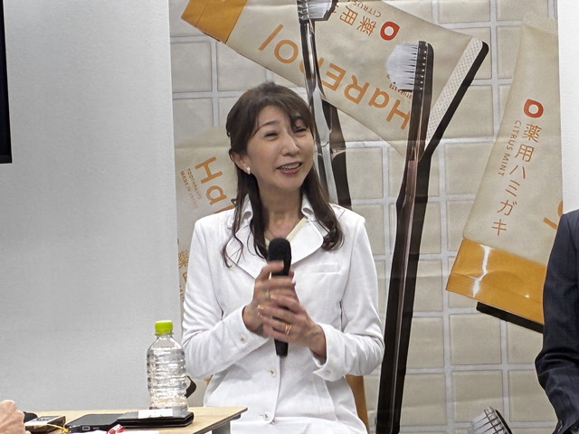 アジュテ前島デンタルクリニック院長・前島美佳先生がセミナーで夏の口臭リスクについて解説している様子