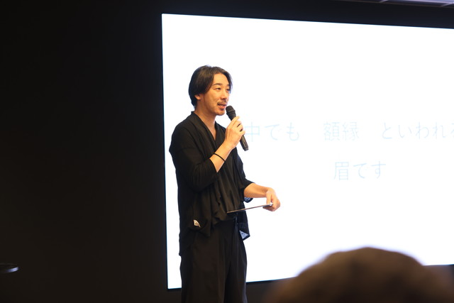 メイクアップアーティスト・藤川直樹さんによる講義の様子