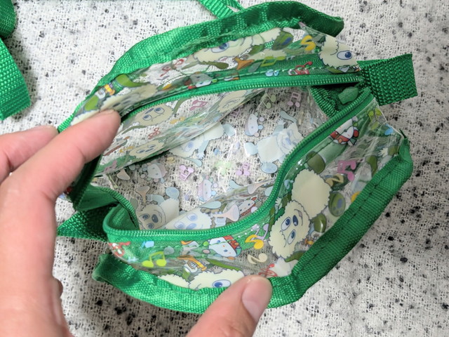 ショルダーポーチを開いた内側の様子