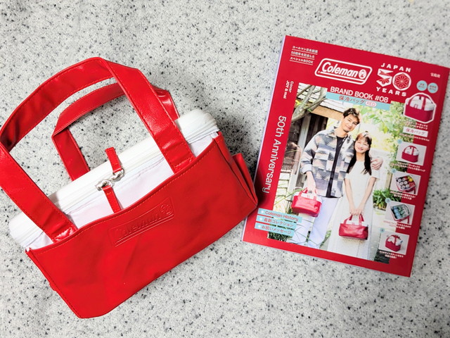 Coleman BRAND BOOK #08と付録の保冷バッグ RED。鮮やかなレッドのバッグ