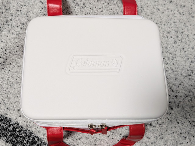 Coleman保冷バッグを上から見た様子。ホワイトのフタにコールマンロゴ、ダブルファスナー仕様