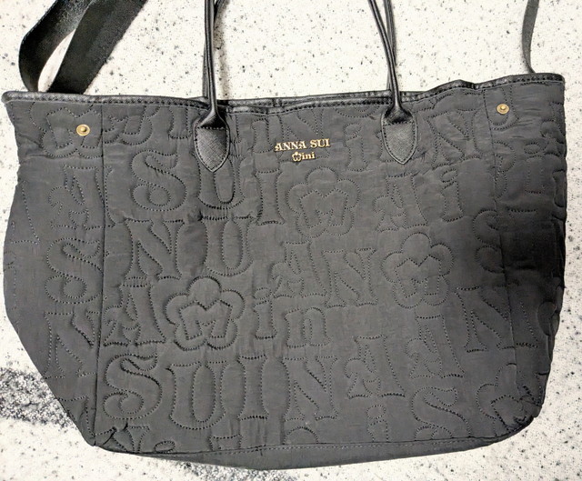 ANNA SUI miniリバーシブルトートバッグ。ロゴキルティング面のブラック