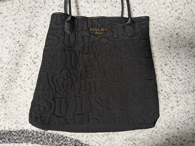ANNA SUI miniトートバッグのフラワープリント面。パープルとブルーの花柄が全面に広がる