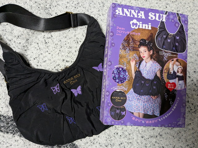 ANNA SUI mini 2wayクロワッサンバッグBOOKと付録バッグ。ブラックにパープルの蝶の刺繍が施されたクロワッサン型バッグ