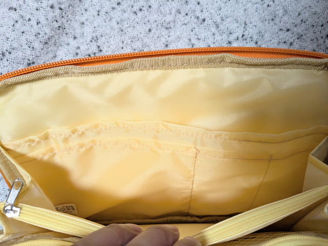 ポーチ内側のフラットポケットアップ