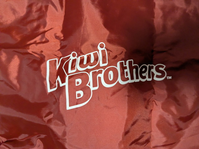 エコバッグ背面のKiwi Brothersロゴプリント