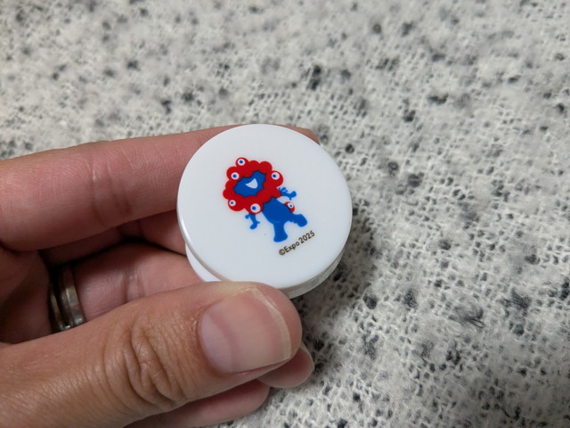 ミャクミャクの丸クリップ。直径3cm、白いボディにミャクミャクのイラスト入り