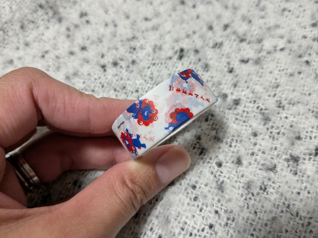 ミャクミャクのマスキングテープ。幅1.5cm×長さ5m、ミャクミャクが散りばめられたデザイン