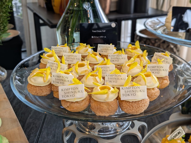 ビュッフェ台に並ぶスイーツ全体の様子