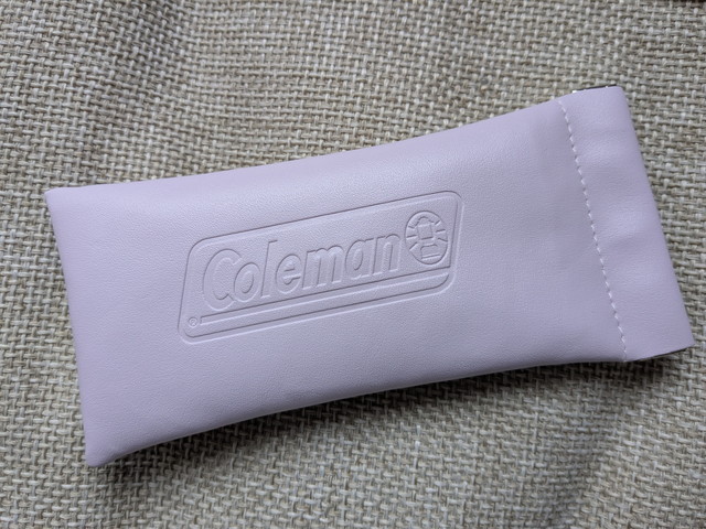 コールマンのライラックカラーグラスケースアップ。Colemanのロゴがエンボスで刻まれたやわらかい素材のケース