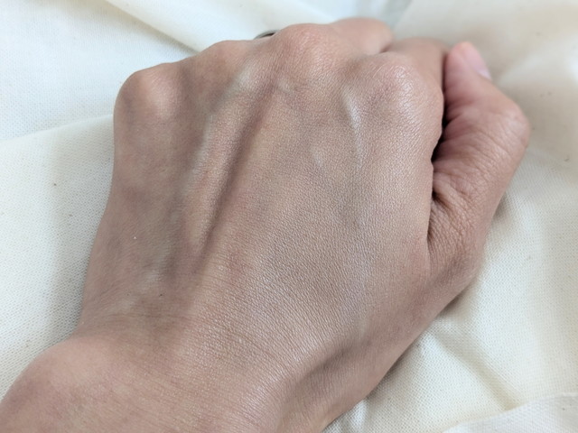 Yunth クッションファンデーション 手の甲でのスウォッチ