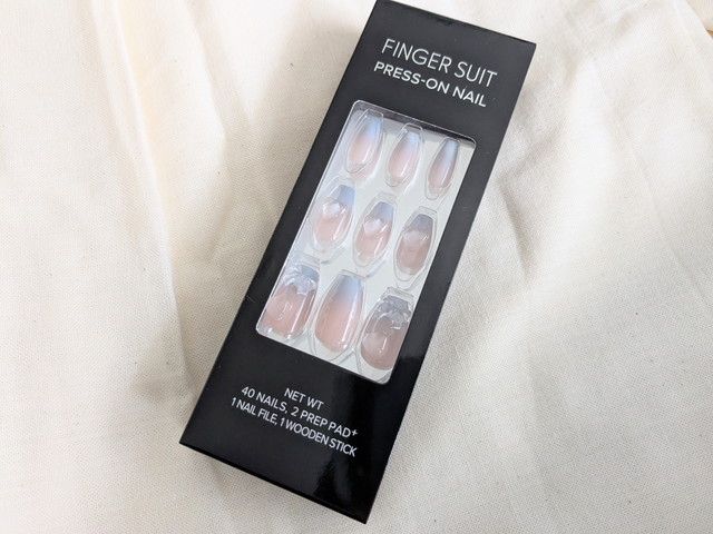 FINGER SUITプレスオンネイルBLISSのパッケージ正面アップ。グレーからベージュへのグラデーションネイルチップが並んでいる